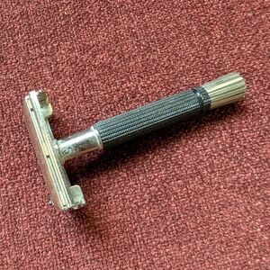 Vintage Gillette Classic Men's Safety Razor in Black and Silver
